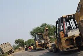 जमीन धंसने से गिट्टी लदा ट्रक पलटने से बाल-बाल बचा