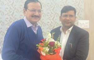 नवनियुक्त बीएसए मिले सचिव बेसिक शिक्षा परिषद से