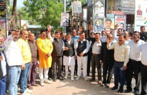 हत्यारोपियों पर गैंगेस्टर की मांग को लेकर वकीलों ने किया विरोध प्रदर्शन