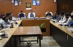 डीएचएस की समीक्षा बैठक में सख्त हुए जिलाधिकारी, कहा—घर पर प्रसव नहीं, अस्पताल में ही हों डिलीवरी