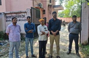 बेमौसम बरसात होने के कारण खराब हुई फसल देखकर मोंठ ब्लॉक में एक हफ्ते में हुई तीन मौते
