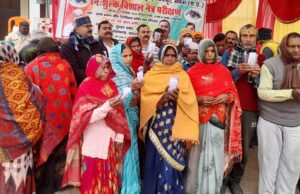निशुल्क नेत्र शिविर में उमड़े मरीज, बांटा गया चश्मा