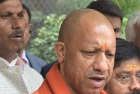 सीएम योगी के विजन का दिखने लगा असर, आत्मनिर्भर बन 2,50000 तक कमाने लगीं ग्रामीण महिलाएं