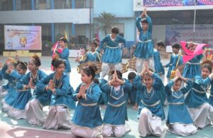 बड़ों का देखकर सीखते, समझते हैं बच्चे