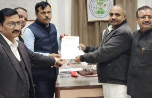 कलेक्ट परिसर में सड़क पर चारों तरफ बोल्डर से अधिवक्ता हो रहे घायल-करणी सेना