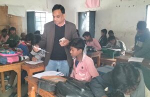 अर्धवार्षिक परीक्षा के दौरान बीईओ ने किया विद्यालय का निरीक्षण