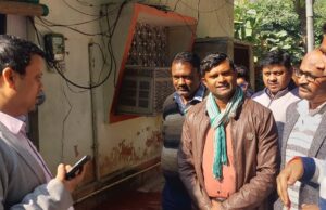 अधिशासी अभियंता के रवैये से नाराज सिंचाई विभाग के कर्मचारी अनिश्चितकालीन धरने पर बैठे