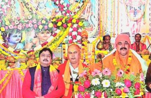 “अरे द्वारपालों कन्हैया से कह दो…” पंक्ति पर झूमने लगे भक्त