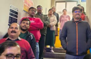 बीमा कर्मियों ने अपनी मांगों को लेकर किया प्रदर्शन