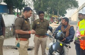 कोहरे में हादसे रोकने को सैकड़ों वाहनों पर लगे निःशुल्क थ्री-एम रेडियम रिफ्लेक्टिव स्टिकर