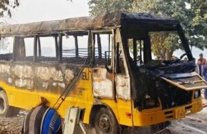 स्टार्ट करते ही स्कूल बस में लगी आग, लोगों में मची अफरातफरी