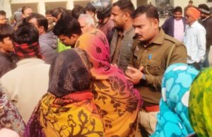 घायल युवक को थाने के गेट पर लेकर पहुंचे ग्रामीणों ने किया हंगामा