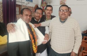 निघासन बार संघ ने सबसे ज्यादा पावर लगाने वाले तीन सम्मानित अधिवक्ताओं को किया सम्मानित