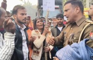 पुलिस की कार्यशैली से क्षुब्ध परिजनो ने किया सिकंदराबाद पुलिस चौकी का घेराव
