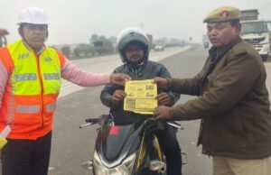 कोहरे में हादसे रोकने को सड़क सुरक्षा अभियान, सैकड़ों वाहनों पर लगे निःशुल्क रेडियम