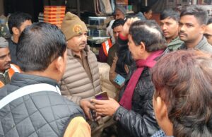 नगर पंचायत के तत्वाधान में शुरू हुआ पटरियों से अतिक्रमण हटाने का अभियान