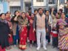 गुप्ता कंपाउंड की महिलाओं ने जल संस्थान अधिकारियों का घिराव कर प्रदर्शन किया
