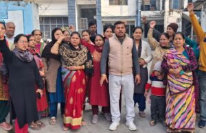 गुप्ता कंपाउंड की महिलाओं ने जल संस्थान अधिकारियों का घिराव कर प्रदर्शन किया