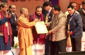 उत्कृष्ट नेतृत्व के लिए सीएम योगी के हाथों रविंद्र कुमार सिंह सम्मानित