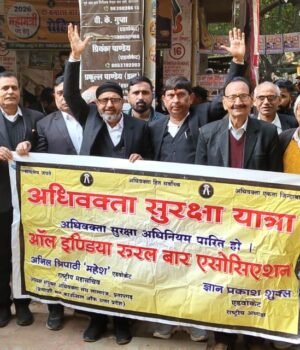 सुरक्षा व सुविधाओं की मांग को लेकर वकीलों ने भरी हुंकार,नारेबाजी के साथ किया प्रदर्शन