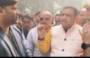गोला मे बन रहे शिव कॉरीडोर परिसर मे स्थित दरगाह को हटाए जाने के लिए ज्ञापन सौंपा
