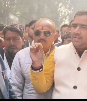 गोला मे बन रहे शिव कॉरीडोर परिसर मे स्थित दरगाह को हटाए जाने के लिए ज्ञापन सौंपा