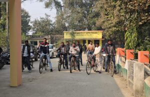 मोहम्मदी में ग्राम सचिवों ने कार्यालय पर साइकिल से आकर अपने अपने क्षेत्र में साइकिल से गए