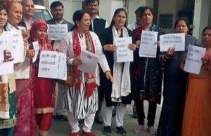 बिहार के मुख्यमंत्री द्वारा एक महिला का नकाब हटाये जाने के विरोध में सपा का प्रदर्शन