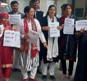 बिहार के मुख्यमंत्री द्वारा एक महिला का नकाब हटाये जाने के विरोध में सपा का प्रदर्शन