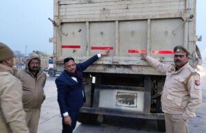 पुलिस-एआरटीओ का संयुक्त अभियान कोहरे के चलते एन एच -19 पर वाहन चेकिंग के दौरान दुर्घटना से बचाव के लिए लगाए गये रिफ्लेक्टर