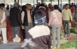 अटसू नगर पंचायत में संचालित सब्जी मण्डी को तोडकर जबरन बनाये जा रहे कम्पलेक्स पर मंडी में जनता ने विरोध किया प्रदर्शन