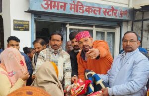 ठंड से राहत के लिए समाजसेवी ने गरीबों में बांटे कंबल