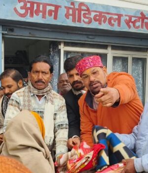 ठंड से राहत के लिए समाजसेवी ने गरीबों में बांटे कंबल