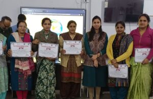 बौद्धिक विकास के साथ साथ नैतिक व चारित्रिक विकास करें