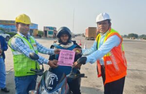 सड़क सुरक्षा जागरूकता अभियान में निशुल्क रेडियम रिफ्लेक्टर स्टिकर का वितरण