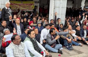 लाइसेंस शुल्क के खिलाफ आक्रोशित व्यापारियों ने नगर निगम पर दिया धरना