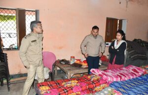शीतलहर में प्रशासन अलर्ट, गोला में डीएम-एसपी ने रैन बसेरों की परखी हकीकत