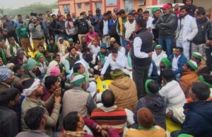 कटोंघन टोल प्लाजा पर भाकियू टिकैत गुट का प्रदर्शन, किसानों की समस्याओं को लेकर सौंपा ज्ञापन