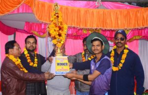 विधायक प्रतिनिधि विकल्प मौर्य ने फाइनल विजेताओं को ट्रॉफी देकर किया सम्मानित