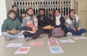 बदबूदार शौचायल से खिन्न एनएसयूआई ने कुलपति को सौंपा ज्ञापन