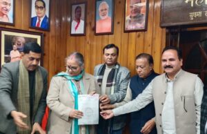 नगर निगम मुख्यालय पर लखनऊ व्यापार मण्डल का शनिवार को प्रदर्शन