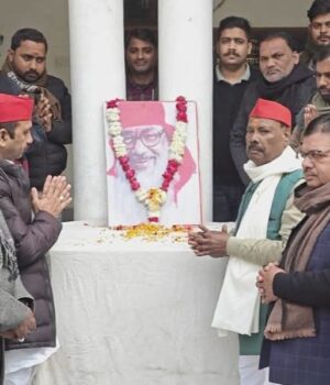 सपा ने मनाई लोकबंधु राजनारायण की पुण्यतिथि, लोकबंधु में झलकता था अक्खड़ बनारस का स्वभाव