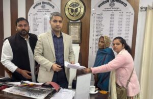 सपा नेता नरेश कोरी ने मृतक लेखपाल के परिजनों संग जिलाधिकारी से की मुलाकात