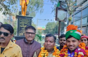 विश्वकप हॉकी में कांस्य पदक जीत कर लौटे झांसी के लाल सौरभ का स्टेशन पर हुआ भव्य स्वागत