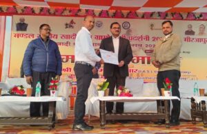 मण्डल स्तरीय खादी तथा ग्रामोद्योग प्रदर्शनीमें सराहनीय योगदान हेतु पवन कुमार वरिष्ठ सहायक को एडीएम ने किया सम्मानित