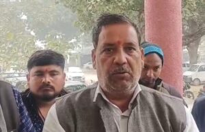 भूमिधरी जमीन को अवैध कब्जे से मुक्त कराए जाने एवं कार्यवाही हेतु एसडीएम को संबोधित ज्ञापन नायब तहसीलदार को सौंपा