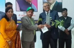 जिला जज ने ‘ग्रीन गुरु’ को प्रदान किया मिर्जापुर गौरव सम्मान