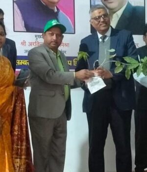 जिला जज ने ‘ग्रीन गुरु’ को प्रदान किया मिर्जापुर गौरव सम्मान