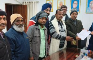 व्यावसायिक क्षेत्रों में ओवरलोड वाहनों के आवागमन व जर्जर सड़कों को लेकर एडीएम को सौंपा गया ज्ञापन