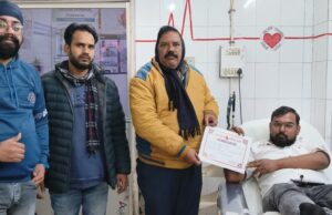 नए वर्ष की पूर्व संध्या पर सर्व फॉर ह्यूमैनिटी के सदस्यों ने किया रक्तदान
